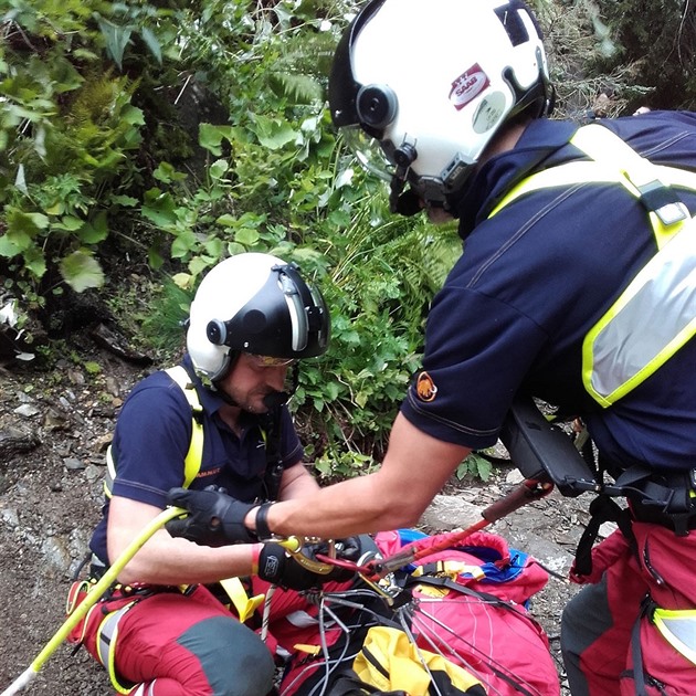 Letetí záchranái museli pro tyicetiletého turistu, který spadl v údolí Bílé...