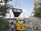 Sundavání a transport 69tunového kusu elezniního mostu v ulicích U Prazdroje...