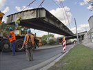Sundavn a transport 69tunovho kusu elezninho mostu v ulicch U Prazdroje...