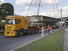 Sundavn a transport 69tunovho kusu elezninho mostu v ulicch U Prazdroje...