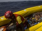 Záchranái ze panlské organizace Proactiva Open Arms zajistili u libyjských...