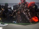 Záchranái ze panlské organizace Proactiva Open Arms zajistili u libyjských...