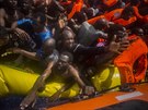 Záchranái ze panlské organizace Proactiva Open Arms zajistili u libyjských...