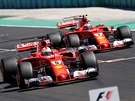 Jezdci stáje Ferrari Sebastian Vettel (vlevo) a Kimi Räikkönen pi tréninku na...