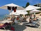 Rovinj. Nová mstská plá v zátoce pod hotely u pírodního parku Zlatni rt se...