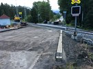 Snímek zachycující průběh prací na železničním přejezdu u Borové ve středu...