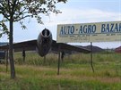 Sthaka MiG-15bis parkuje na kraji obce