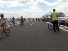 Lidé se projeli na kolech a bruslích po hotové dálnici D11 u Hradce