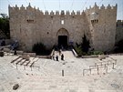 Ped Damaskou bránou, která vede do jeruzalémského Starého msta, jsou nyní...