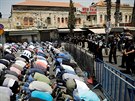 Pátení modlitba muslim u vstupu do jeruzalémského Starého msta. (21....