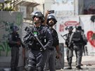 Izraelský policista si fotí selfie pi stetech s Palestinci v Betlém na...
