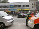 V nmeckém Hamburku zaútoil na zákazníky supermarketu mu s noem. (28....