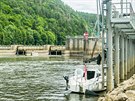 Vodn� d�lo Ko�ensko na Vltav�. P�es zdej�� zdymadlo nyn� nemohou proplouvat...