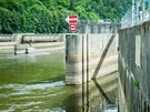 Vodn� d�lo Ko�ensko na Vltav�. P�es zdej�� zdymadlo nyn� nemohou proplouvat...