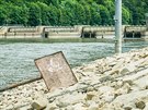 Vodn� d�lo Ko�ensko na Vltav�. P�es zdej�� zdymadlo nyn� nemohou proplouvat...