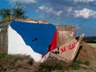 Na uíznutý kus bunkru u Vratnína namaloval neznámý autor eskou vlajku.