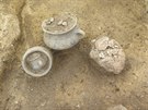 Archeologové doufají, e v nalezených nádobách najdou i biologické stopy.
