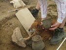Jana Kuljavceva Hlavová pi vyjímání keramických nádob z hrob