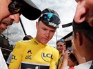 Chris Froome podepisuje lutý dres na startu poslední etapy Tour.