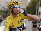 NA ZDRAVÍ. Chris Froome slaví svj tvrtý titul na Tour de France bhem...