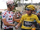 Chris Froome (vpravo) pijímá gratulaci ke tvrtému triumfu na Tour od Warrena...