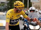 NA ZDRAVÍ. Chris Froome slaví svj tvrtý titul na Tour de France bhem...