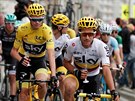 NA ZDRAVÍ. Chris Froome slaví svj tvrtý titul na Tour de France bhem...