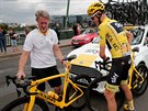 Chris Froome mní kolo bhem závrené etapy Tour.