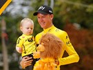 SE SYNEM NA PÓDIU. Chris Froome slaví tvrtý titul z Tour se synem Kellanem.