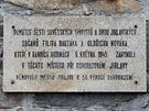 Událost z konce války pipomíná pamtní deska na zdi hbitova.