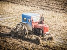 Na evropské pomry zastaralý model traktoru, který zachytil fotograf na poli u...