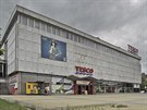 Obchodní dm Tesco na Americké tíd v Plzni. (25. ervence 2017)