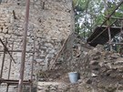 Oprava vchodn hradby lukovskho hradu.