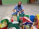 David Kov pi transportu potravin po zemtesen v Neplu.