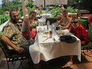 Rodina Kovovch na hotelu ve Rwand.