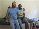 David Kov s jednm ze svch africkch pacient.