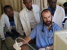 David Ková pedává zkuenosti kardiologa kolegm ve Rwand.