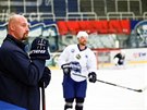 Momentka z tréninku hokejist Komety Brno, ve sleduje trenér Libor Zábranský.
