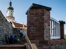 emeslníci na zámku v Novém Mst nad Metují opravují terasy.