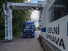 Celn� spr�va kontrolovala v Hradci Kr�lov� kamiony za pomoc� mobiln�ho rentgenu...