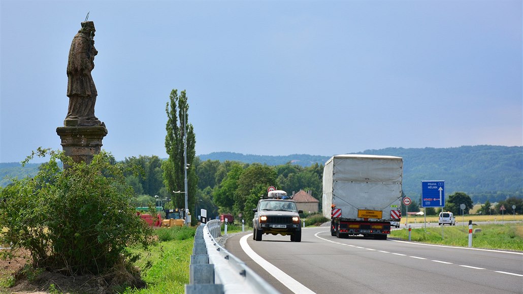Malý chlapec vyrazil po rušné silnici za babičkou, nesl jí sedm korun
