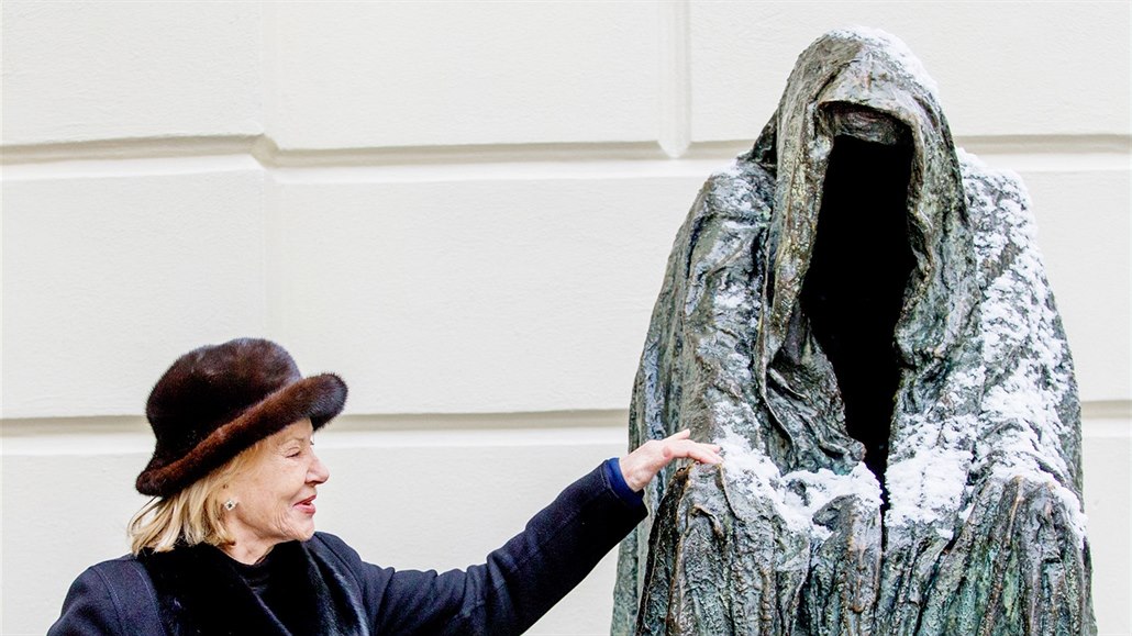 Sochařka Anna Chromy u svého díla Plášť svědomí. To stojí od roku 2000 stojí u...