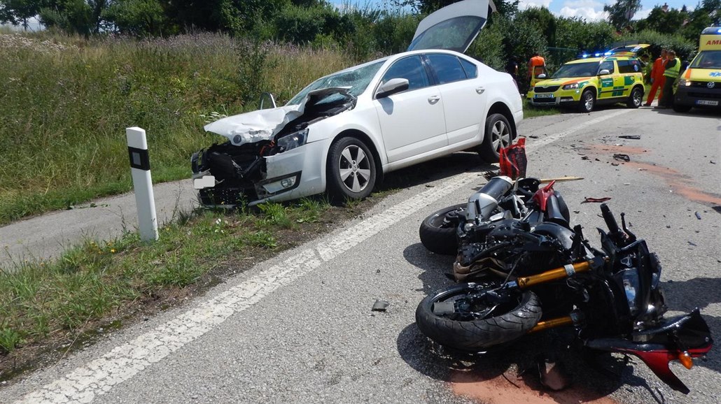 U Sudom��ic p�ejel motorká� do protism�ru, kde se �eln� srazil s osobním autem....