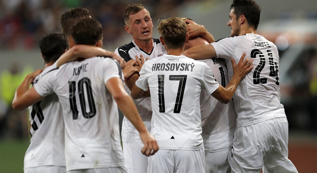 Plze�tí fotbalisté se radují a objímají st�elce Michaela Krmen�íka (druhý...