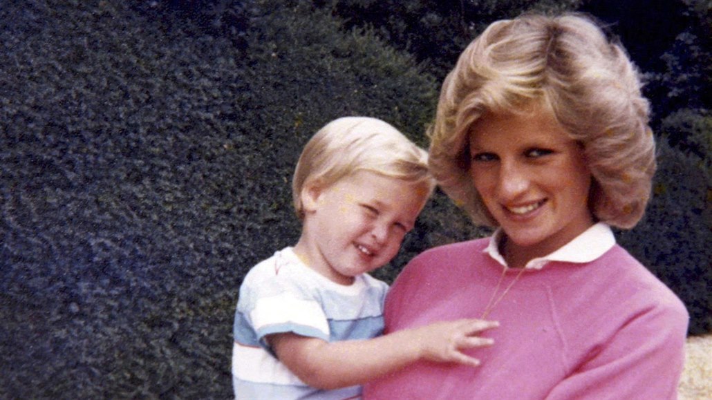 T�hotná princezna Diana a princ William na archivním snímku z roku 1984