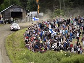Fanouci zdrav domcho jezdce Esapekku Lappiho v zatce pi Finsk rallye.