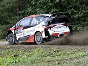 Jari-Matti Latvala z Finska se spolujezdcem Miikka Anttilou pi Finsk rallye.