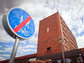Železniční nádraží Pardubice s hotelovou budovou, která skrývá i zavřené kino...