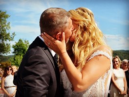 Novomanželský polibek Andreje a Moniky (29. července 2017)