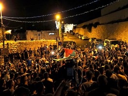 Palestinci ped Lv brnou v Jeruzalm oslavuj rozhodnut Izraele odstranit...